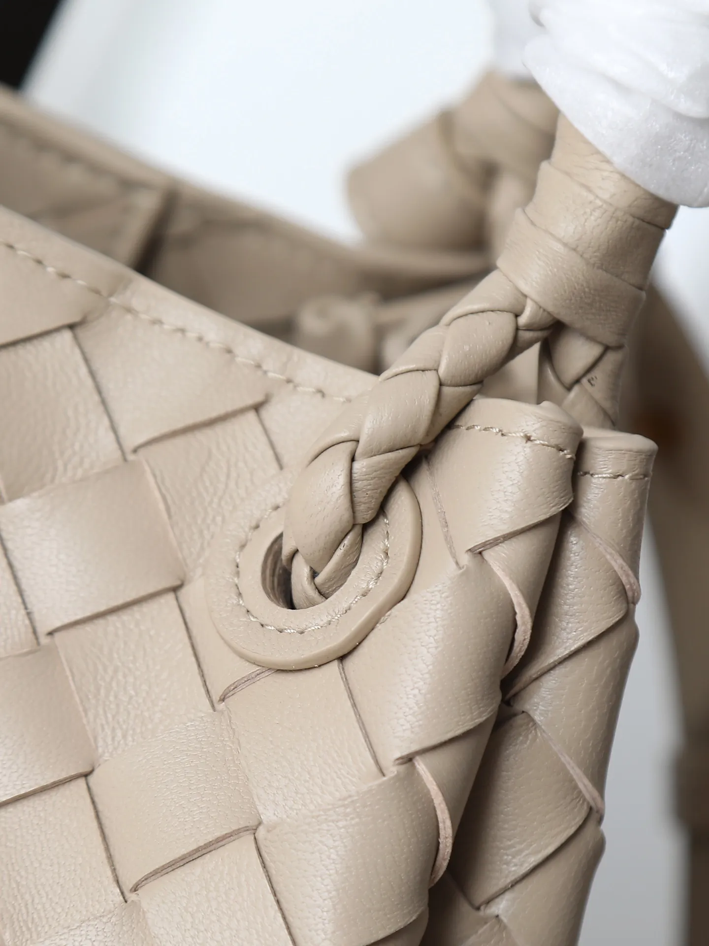 1250. Home B has a new product! Andiamo combines archive parachute handbags to inherit retro elements and integrate modern trends. The same style as Shu Qi's Night in Beijing. It is a continuation of the classic bag. It has three functions: hand carry, shoulder and cross-body. It is embellished with metal brass knot buckles. It is small and has an amazing capacity. It can easily hold all kinds of daily necessities with a box, sunglasses, small bottle, water powder, charger, and the upper body is versatile. Style number: 796569 Size: 21*17*16.5cm